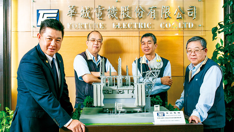 華城電機總經理許逸德（左1）